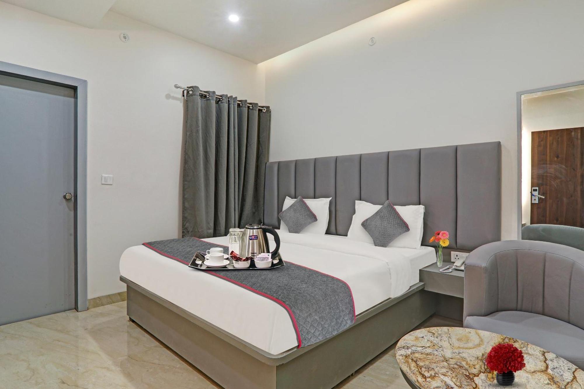 Super Townhouse Hotel Impact Chinhat Extérieur photo