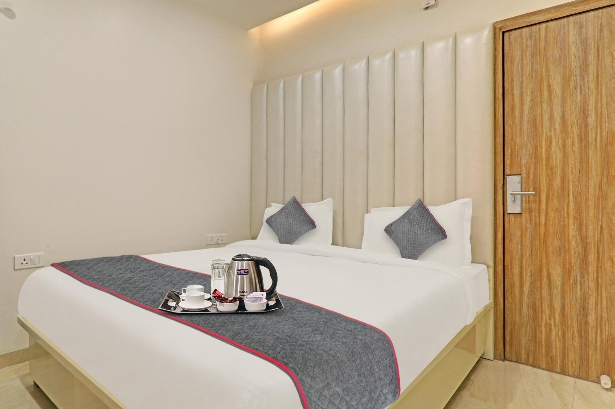 Super Townhouse Hotel Impact Chinhat Extérieur photo