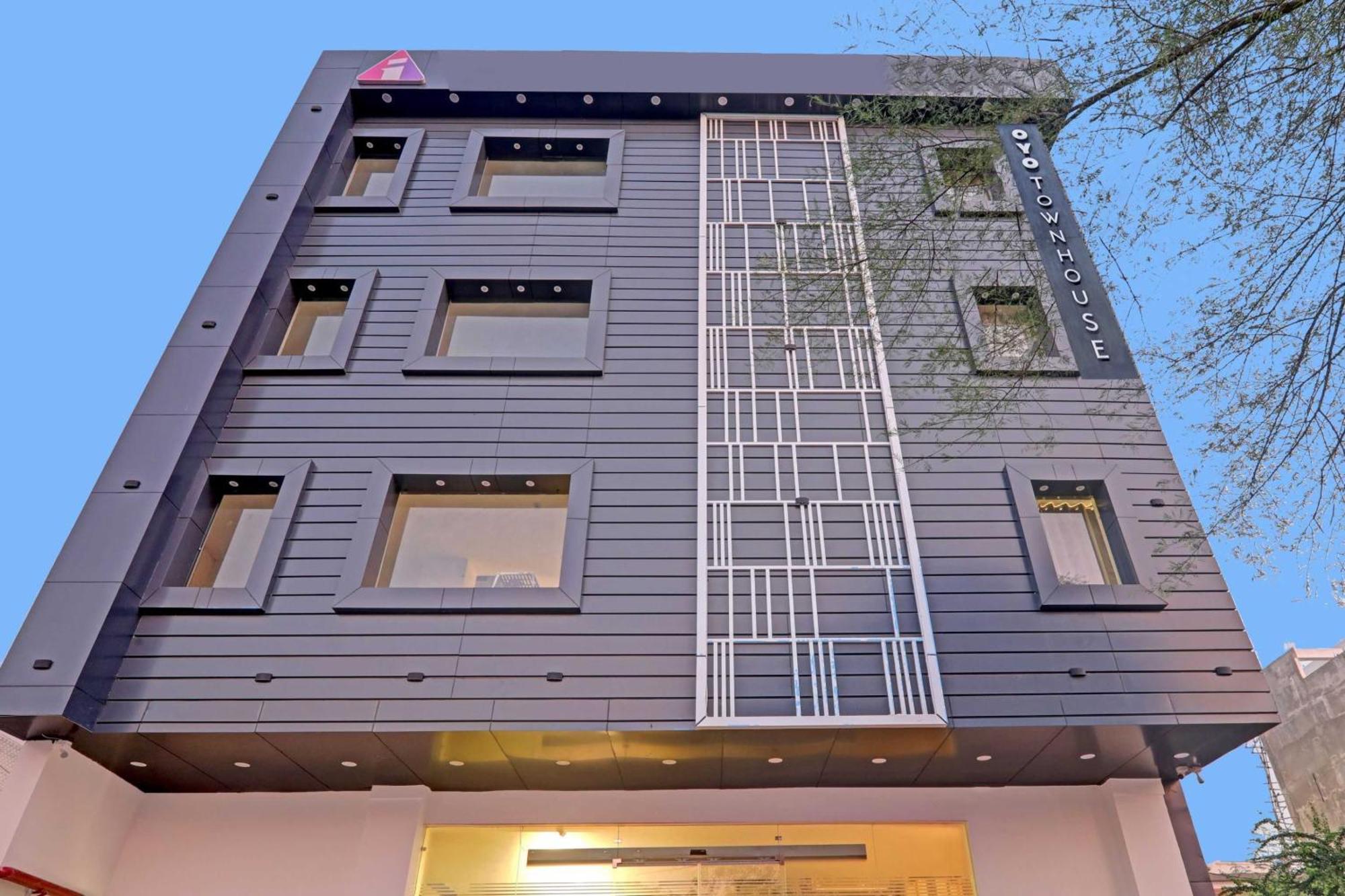 Super Townhouse Hotel Impact Chinhat Extérieur photo