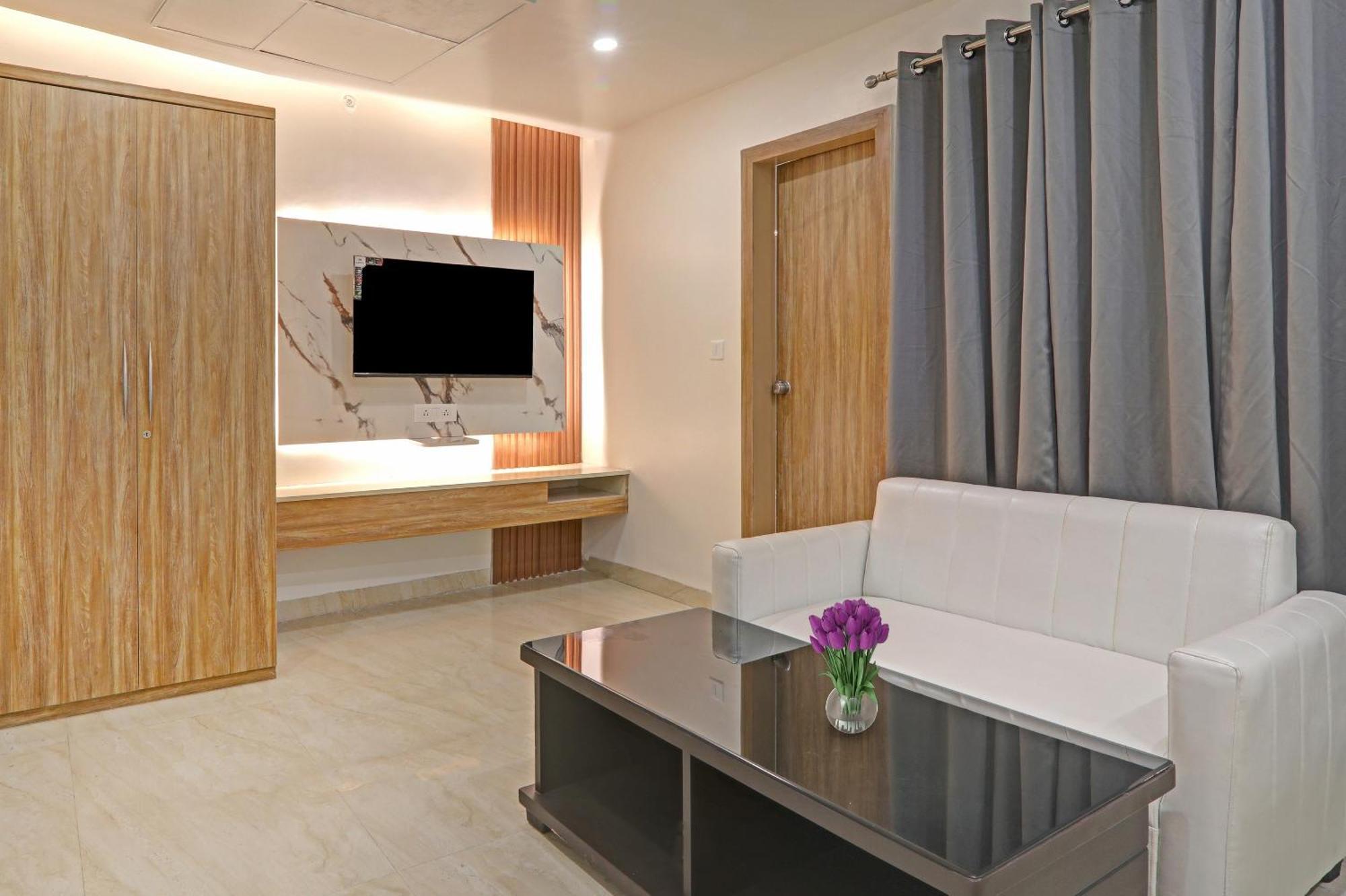 Super Townhouse Hotel Impact Chinhat Extérieur photo