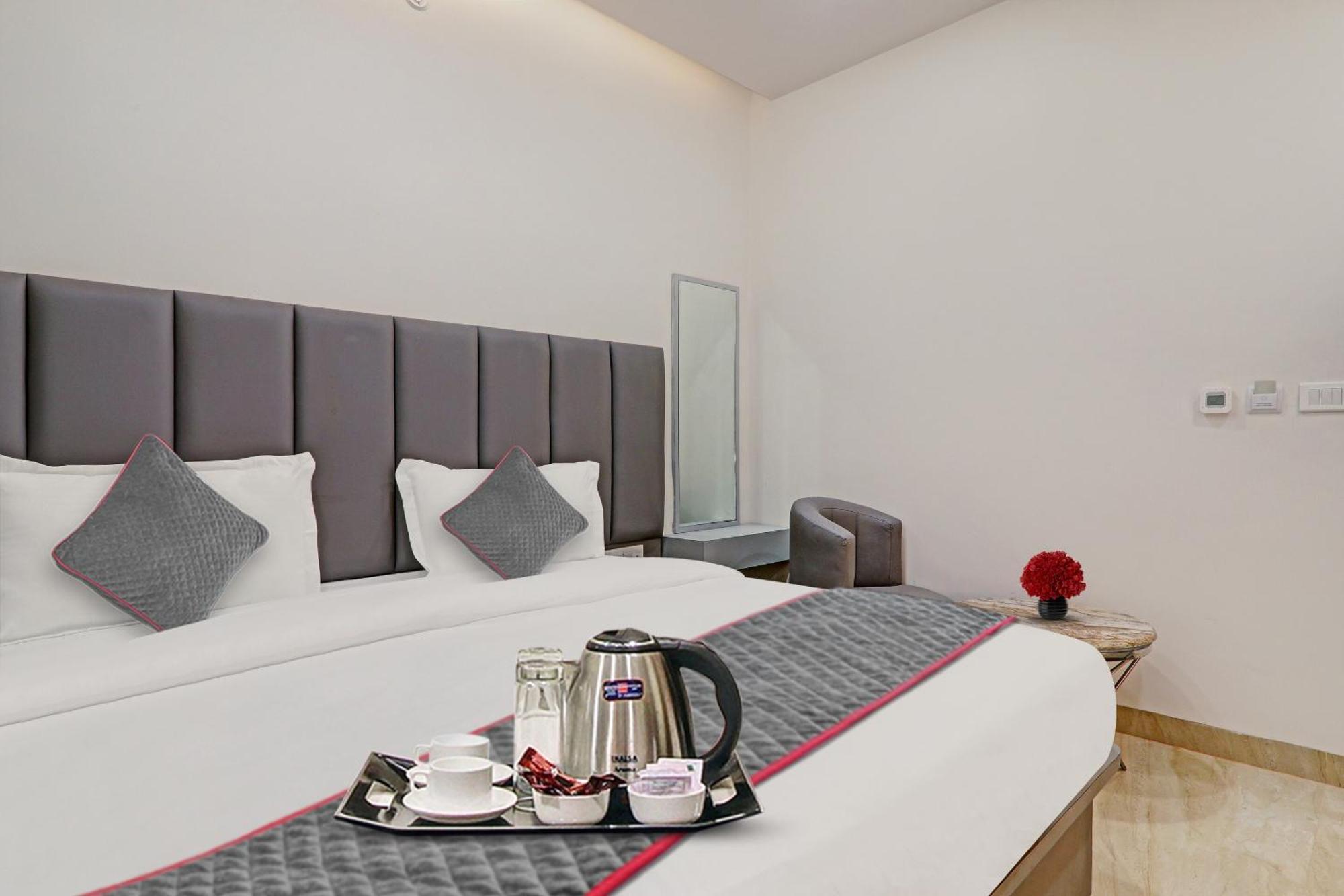 Super Townhouse Hotel Impact Chinhat Extérieur photo