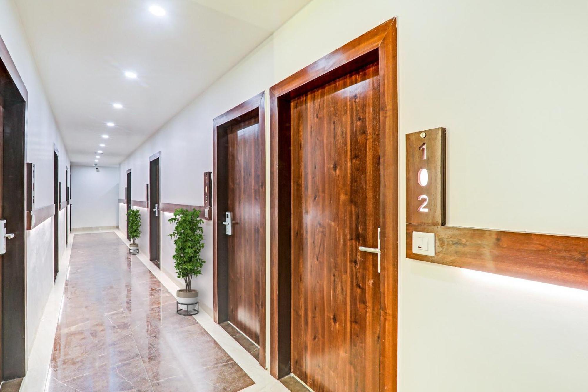 Super Townhouse Hotel Impact Chinhat Extérieur photo